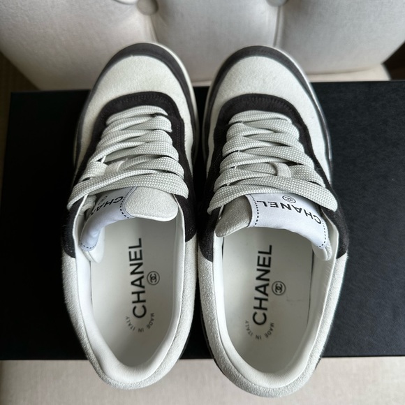 CHANEL 2023 BLACK AND WHITE SUEDE KIDSKIN SNEAKERS. SIZE 36.5. SOLD OUT - Picture 5 of 9